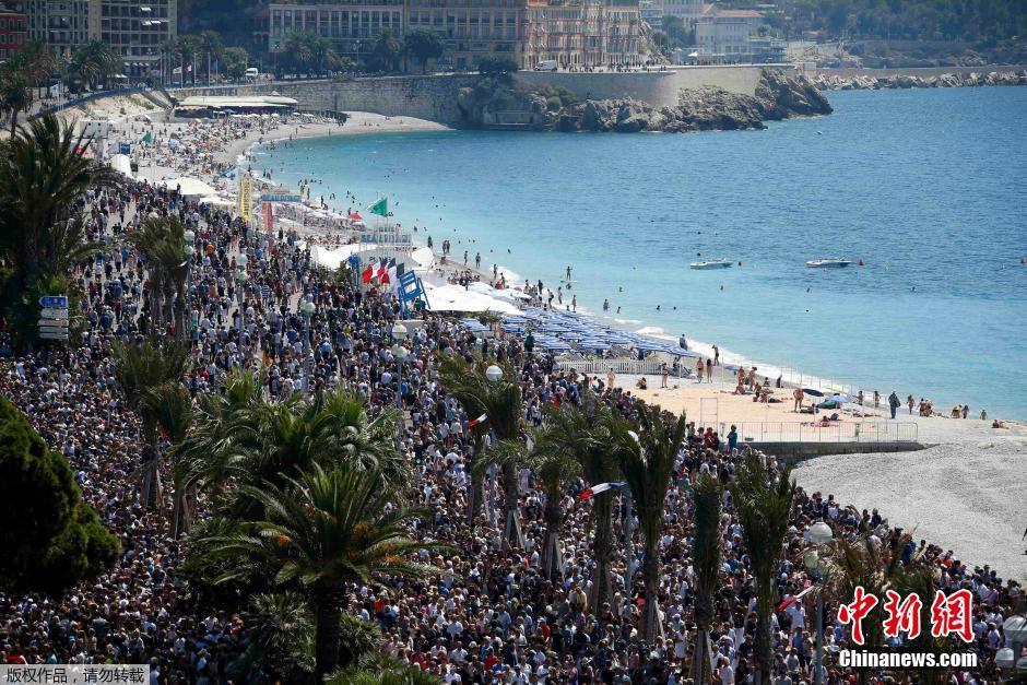 法国为尼斯恐袭遇难者默哀 参与者挤满尼斯海滩