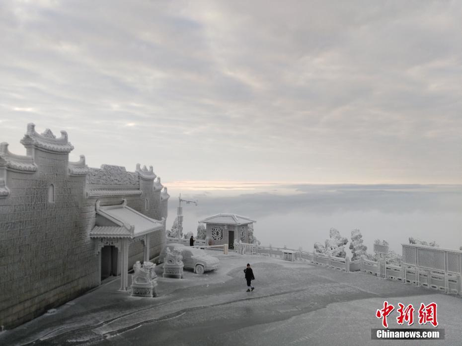 湖南南岳衡山现雾凇云海 房屋建筑披冰甲