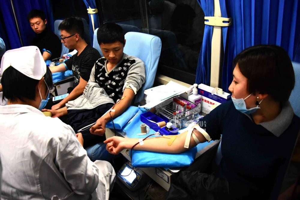 暖心！青岛高校学生无偿献血排队到天黑