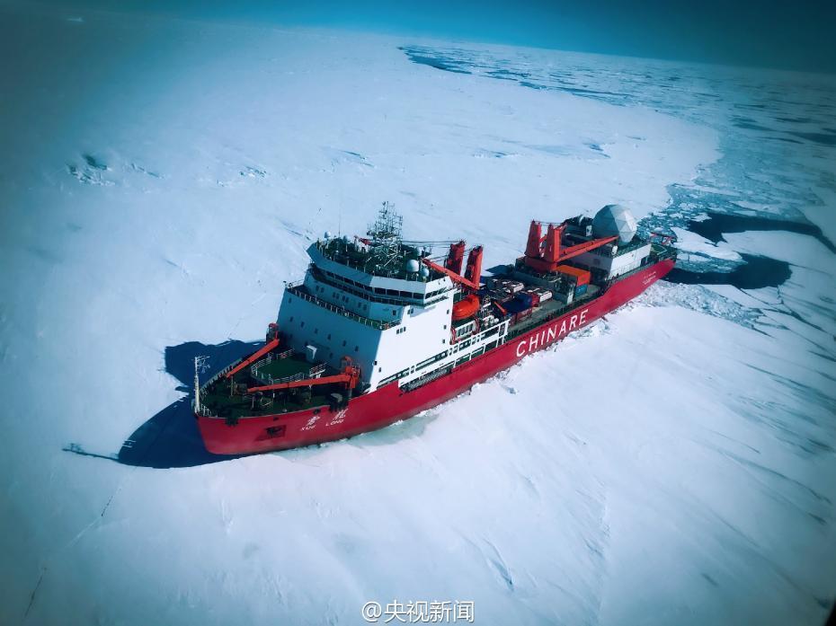 中国“雪龙”号科考船抵达南极 直升机勘察冰情