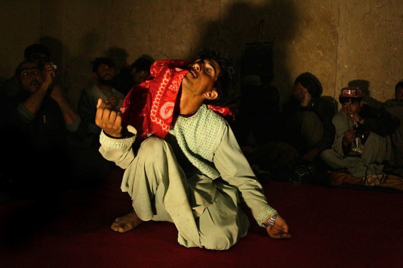 阿富汗黑暗秘密：男童被迫为奴 化妆表演