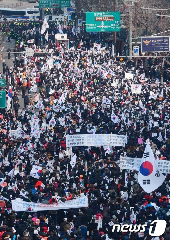 韩国保守团体民众举行集会 力挺朴槿惠