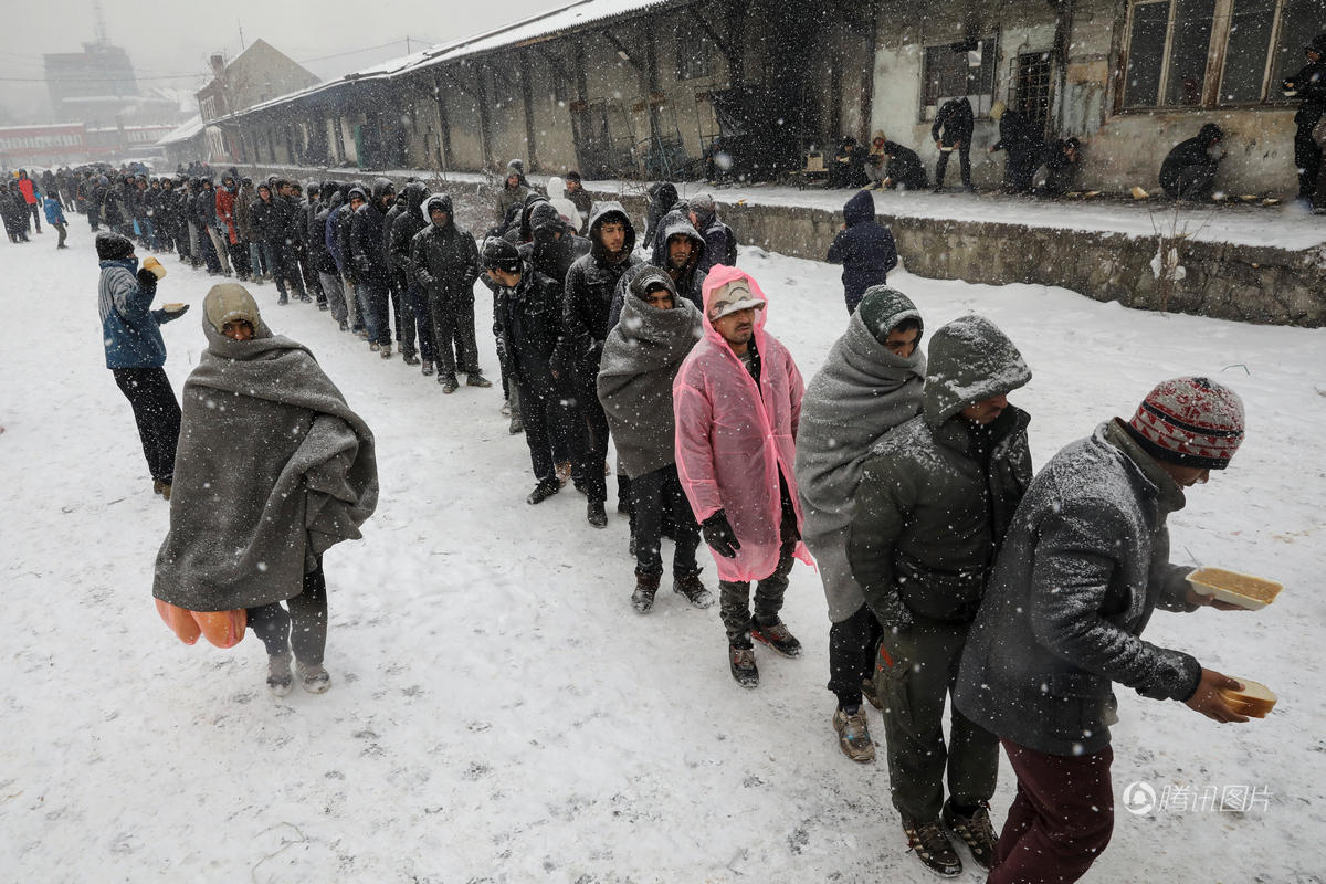 塞匈边境难民风雪中排队领救济 场面凄凉