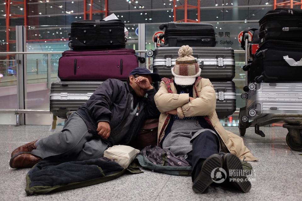 春运表情：凌晨睡在首都机场的旅客