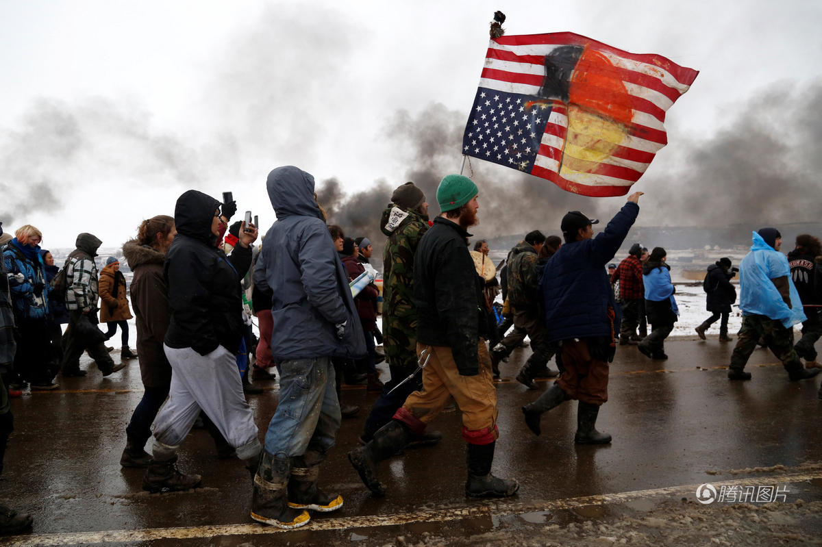 美国印第安人倒插星条旗抗议输油管线项目