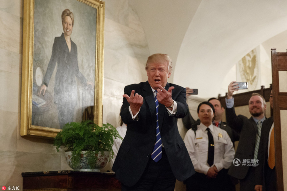特朗普接待白宫游客 希拉里画像成背景