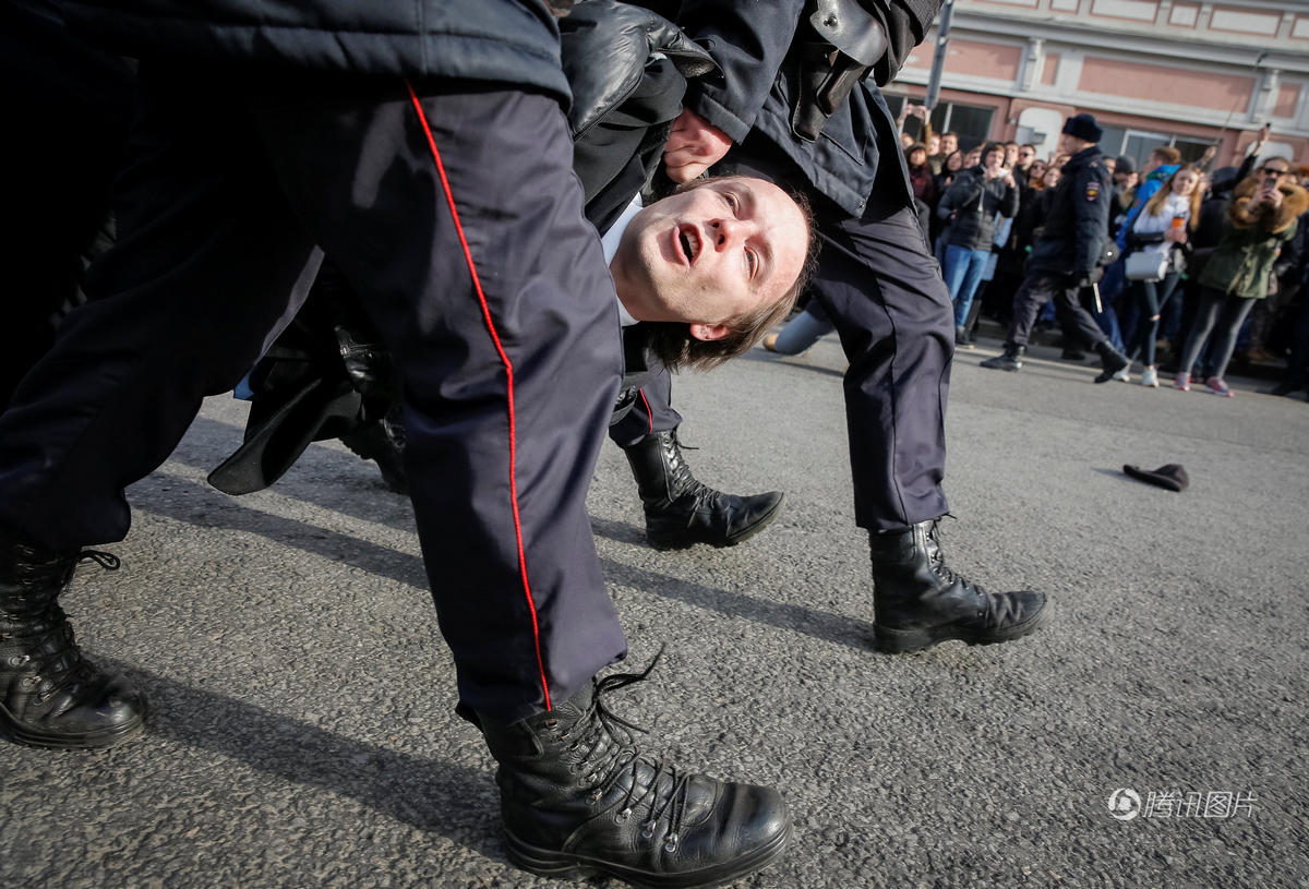 俄罗斯爆发反腐败示威 数万人上街