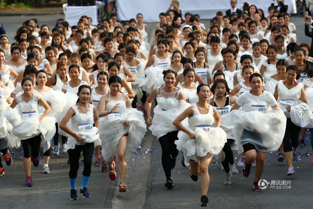 泰国办“新娘赛跑”活动 新娘街头提裙狂奔