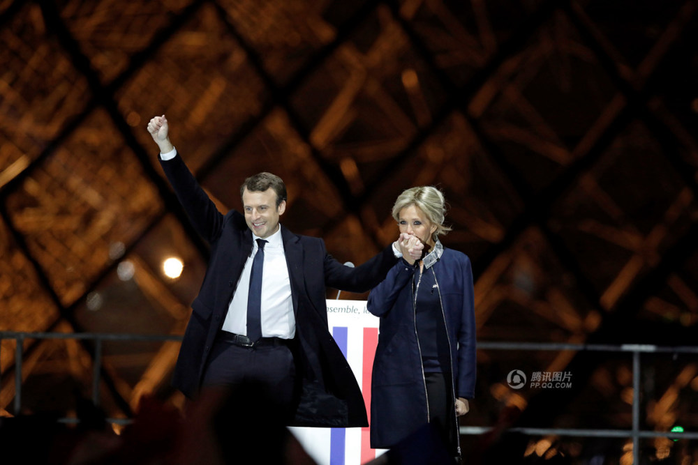 马克龙当选法国总统 与妻子紧握双手