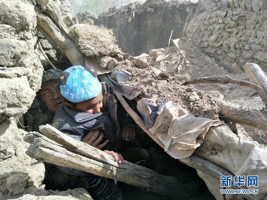 新疆地震废墟中 解放军战士救出儿童
