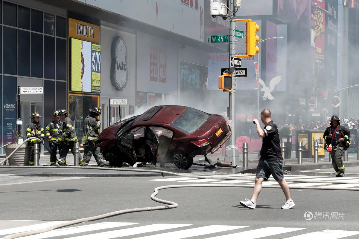 纽约汽车冲撞行人 一人遇难满地伤者