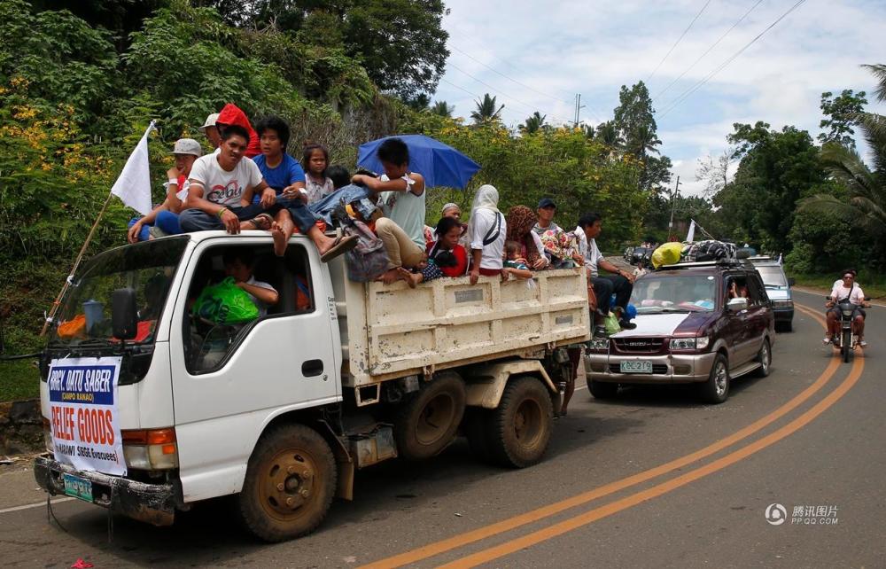 菲律宾南部战乱 大量平民乘车撤离