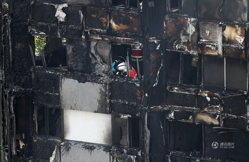 伦敦公寓大火后的现场 已致至少12人遇难