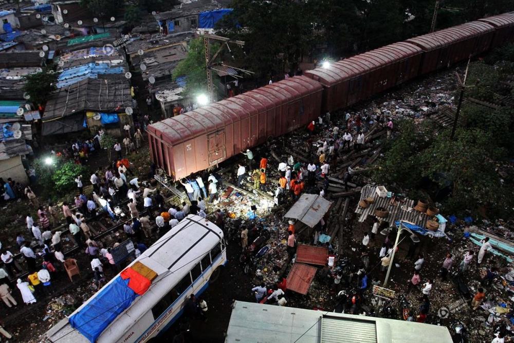 印度一火车脱轨 22条铁路干线停运