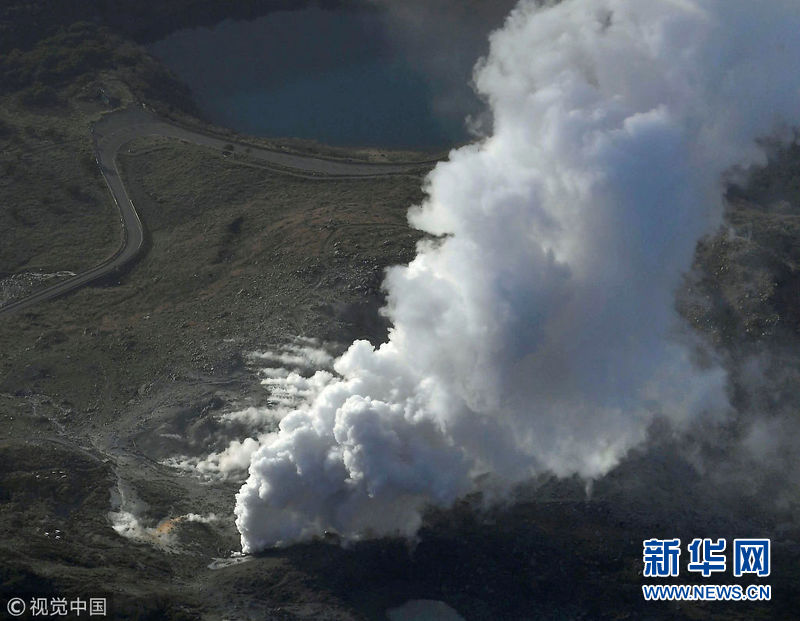 日本硫黄山火山发生喷发 浓烟滚滚直冲天际