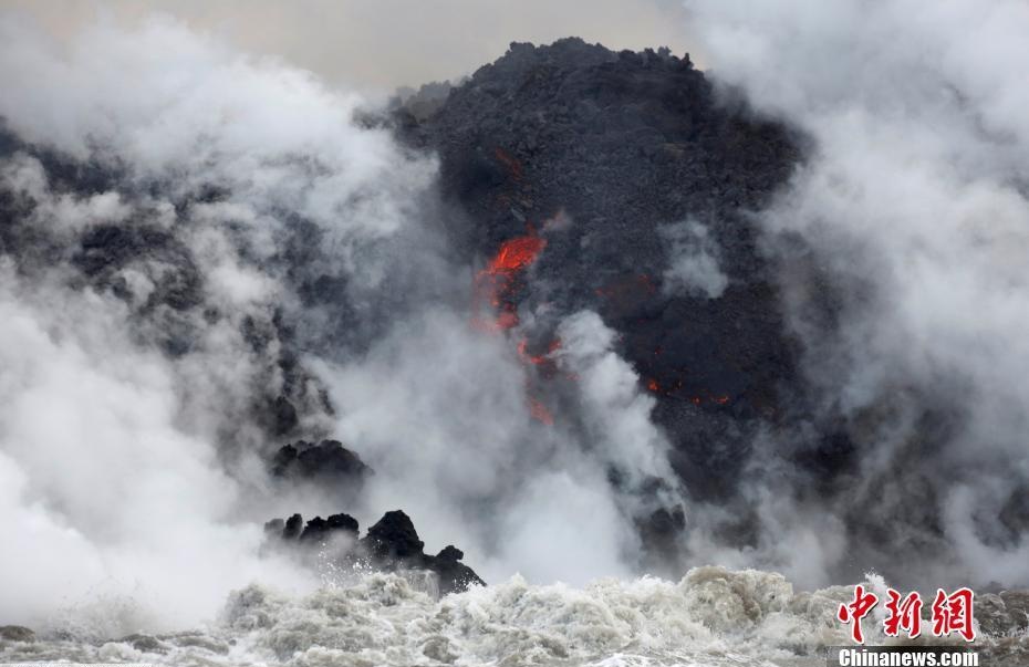 夏威夷火山熔岩奔涌入海 场面壮观烟雾升腾