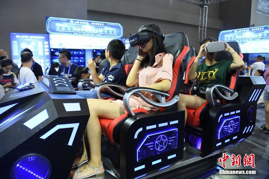 首届中国国际智能产业博览会 高科技产品受民众青睐