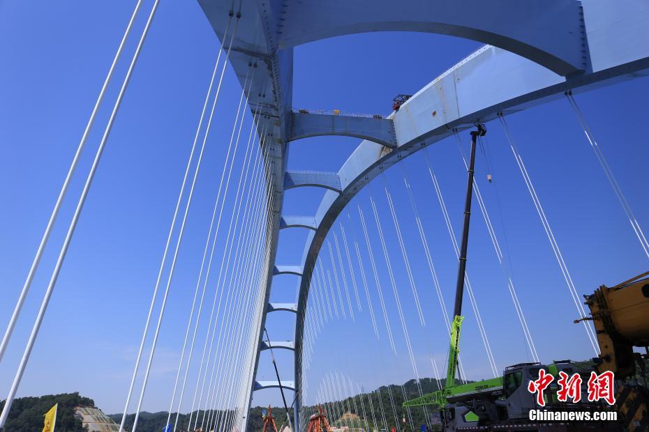 世界第一大跨度有推力拱桥钢箱梁顺利合龙