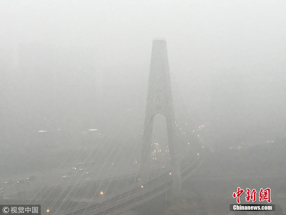 北京发布大雾黄色预警 城区一片雾蒙蒙