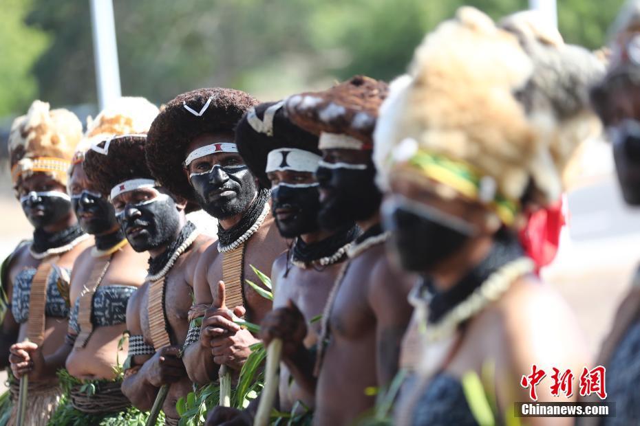 身着传统服饰的巴布亚新几内亚部落原住民