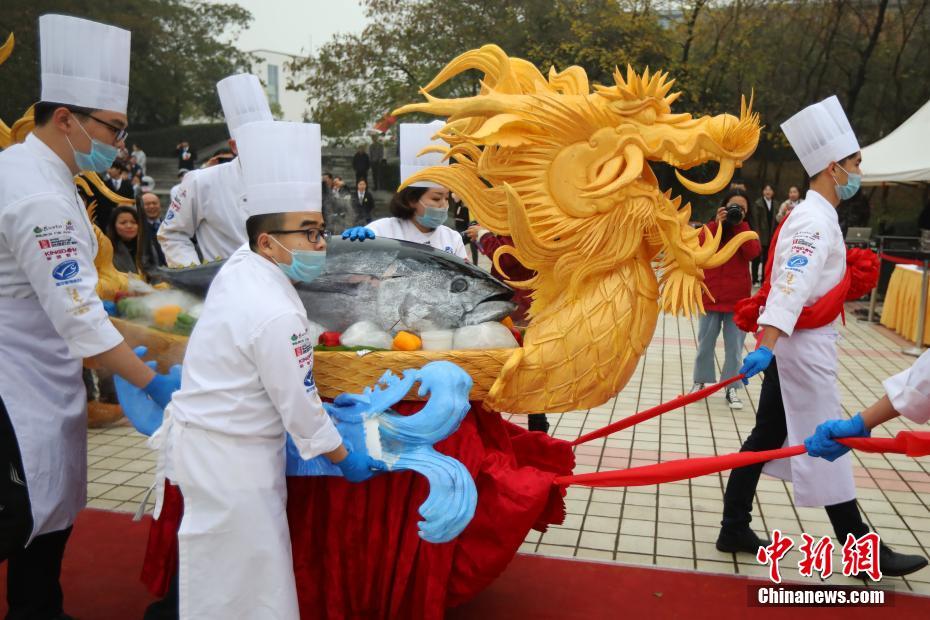 南京高校举办美食节 50公斤金枪鱼用“龙舟”运送