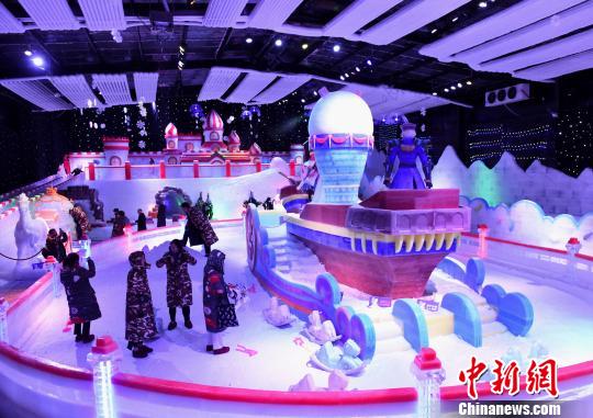 重庆万盛打造室内冰雪乐园 吸引市民感受“北国风光”