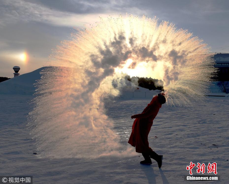 黑龙江漠河冰天雪地 游客享受泼水成冰之乐