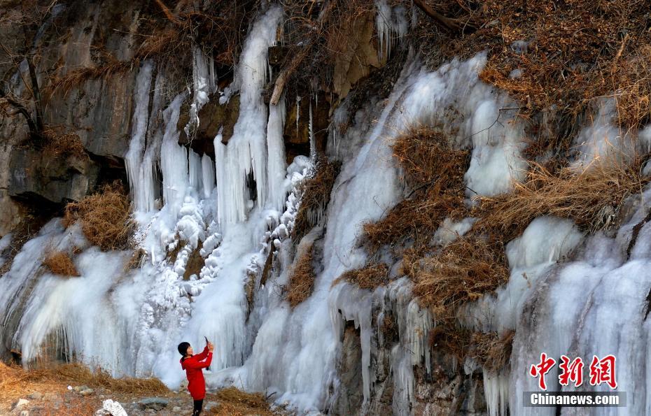 北京门头沟山谷现冰瀑 呈现北国风光