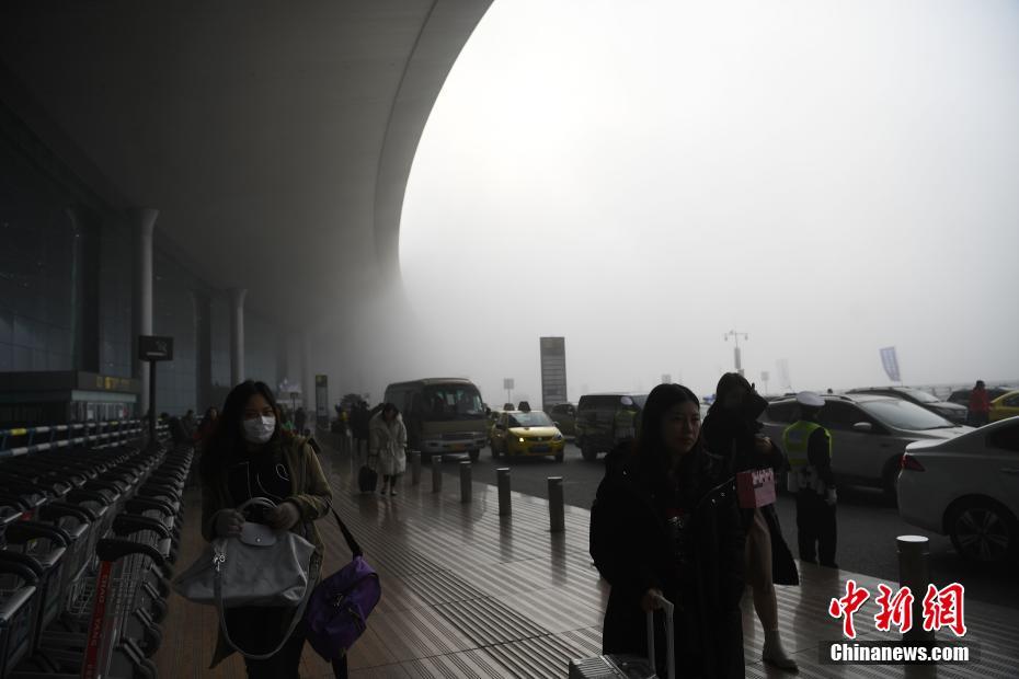 重庆遭遇大雾天气 机场众多航班受影响