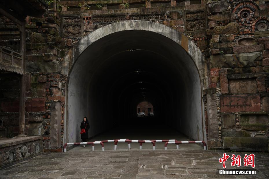 重庆一大学校园内现人行隧道方便学生出行