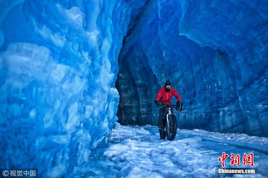 男子骑车横跨阿拉斯加冰川 穿越30米高蓝色冰洞