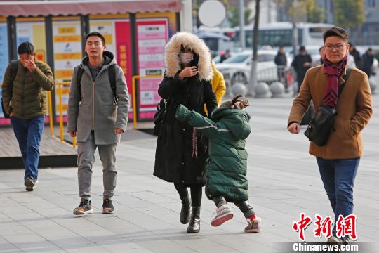 上海气温持续走低 街头民众“全副武装”出行