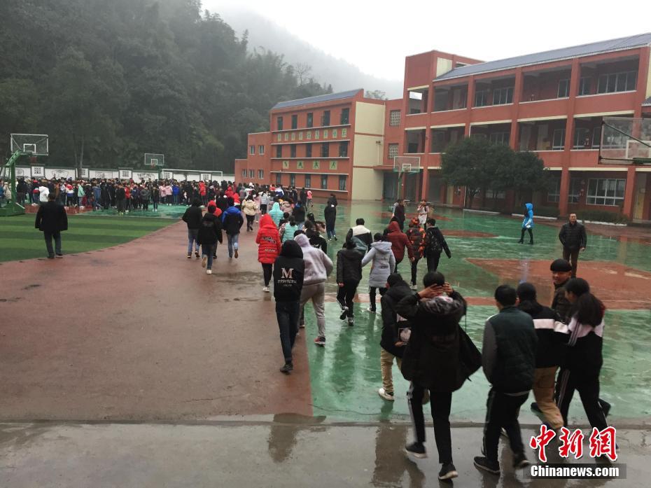 四川珙县发生5.3级地震周边震感明显 学生紧急疏散