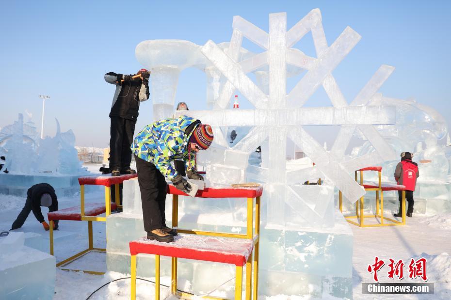 哈尔滨：世界冰雕选手比赛技艺