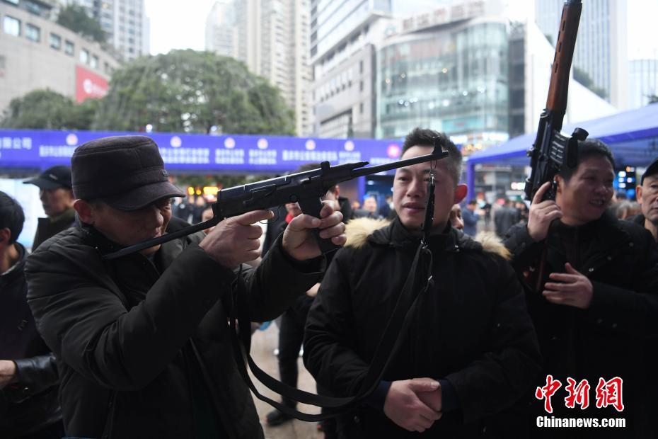 全国110宣传日 重庆警方展示枪支吸引市民体验