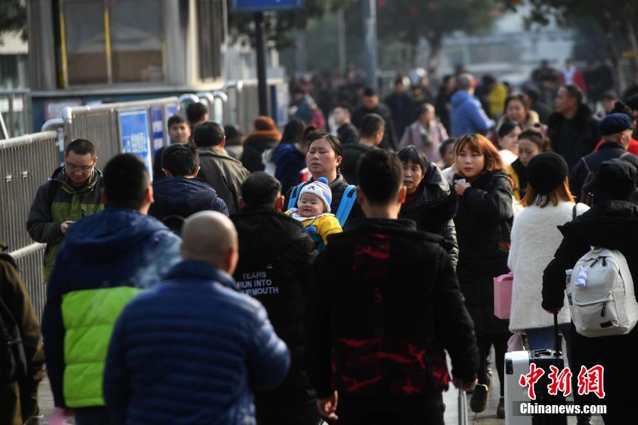 重庆火车站人头攒动 大批旅客踏上返乡路