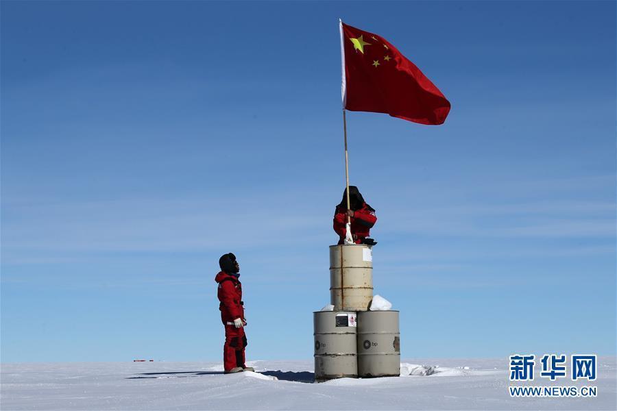 海拔4093米 南极冰盖之巅迎来崭新五星国旗