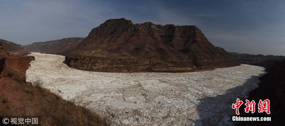 黄河壶口瀑布出现冰封景观 长度超过70公里