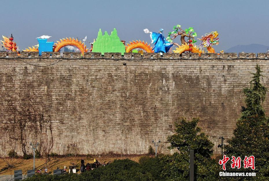 南京650余岁明城墙上扎彩灯迎新春