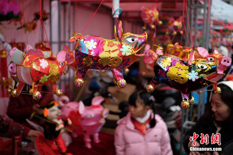 南京传统手扎花灯扎堆上市 猪灯受青睐
