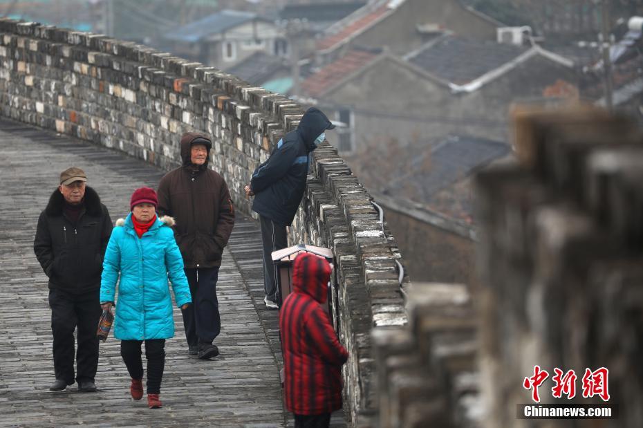 南京民众正月十六爬城头“踏太平”“走百病”