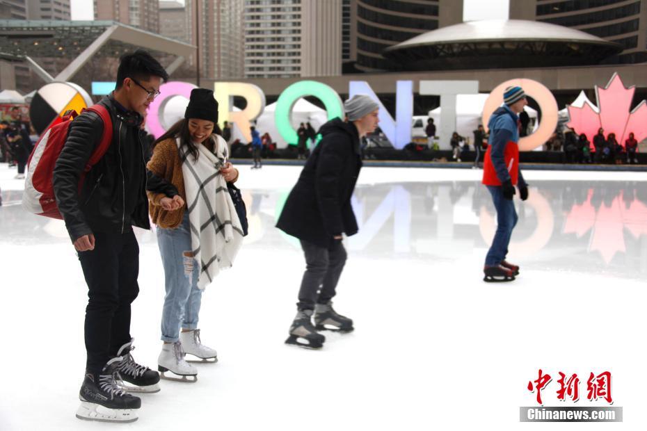 加拿大多伦多民众参与滑冰派对 庆祝185周年市庆