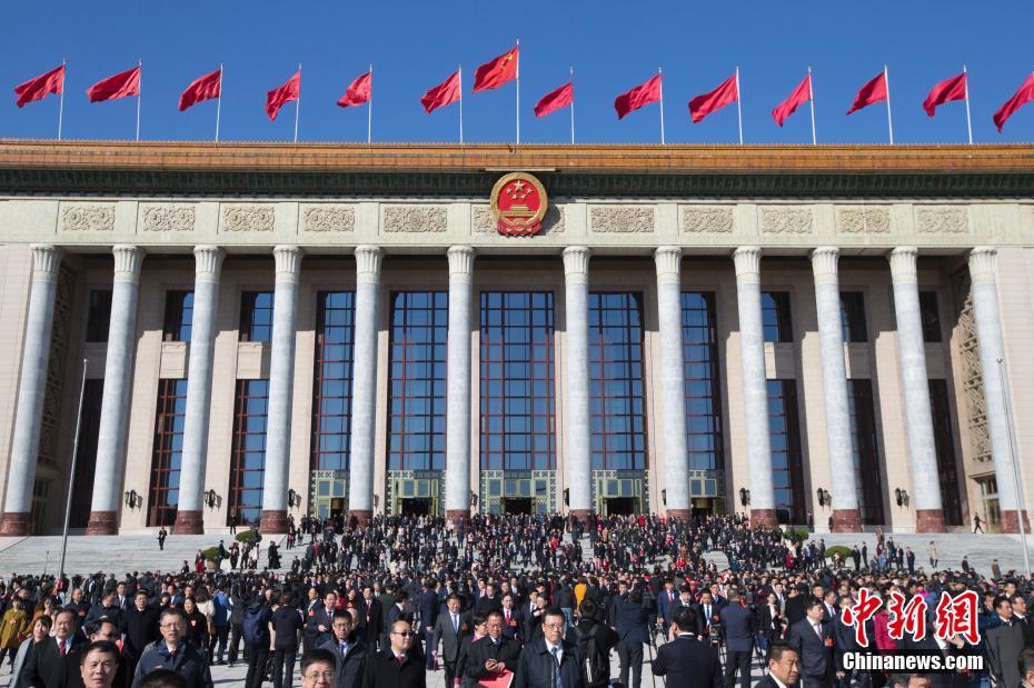 十三届全国人大二次会议在北京闭幕 代表走出会场
