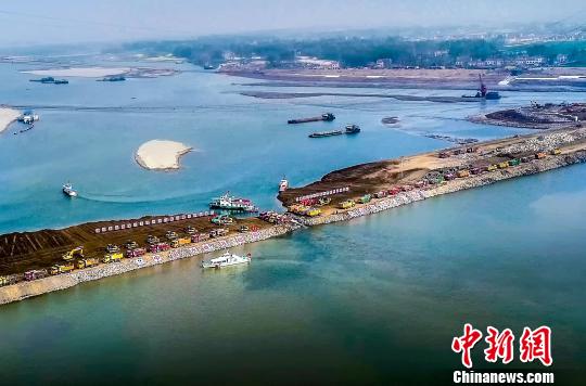 湖北碾盘山水利水电枢纽工程汉江一期截流成功