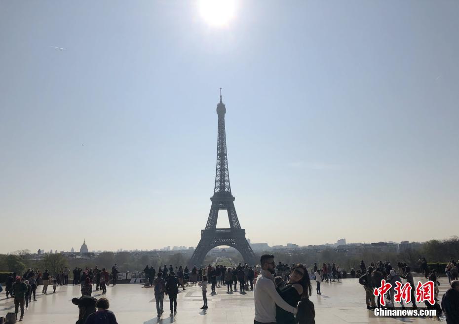 法国迎来埃菲尔铁塔落成130周年