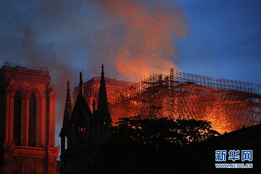 巴黎圣母院发生大火 建筑损毁严重