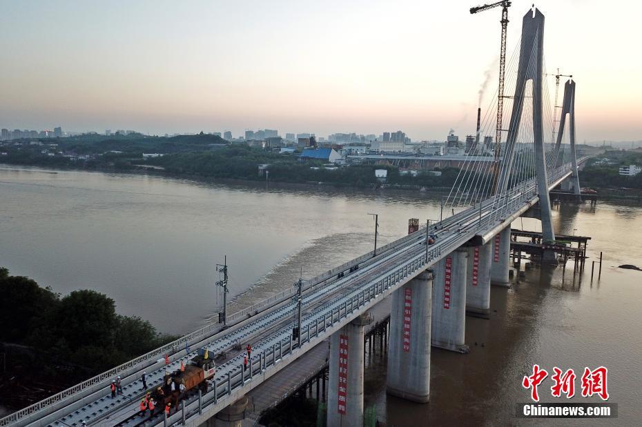 中国首座大跨度高铁斜拉桥开始铺轨