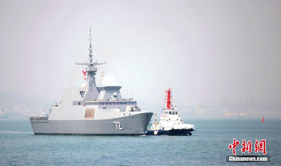 参加中国海军成立70周年多国海军活动的首艘外国军舰抵达青岛