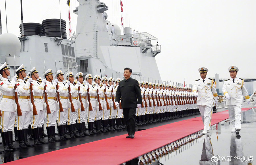 习近平检阅中国人民解放军海军仪仗队 登上执行检阅任务的西宁舰