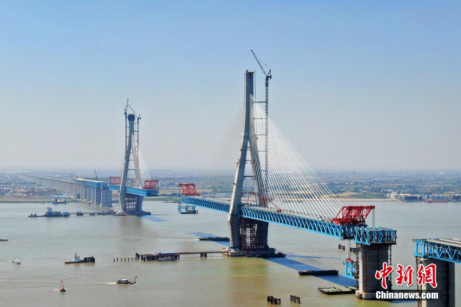 沪通长江大桥最重最大双节段钢梁顺利吊装